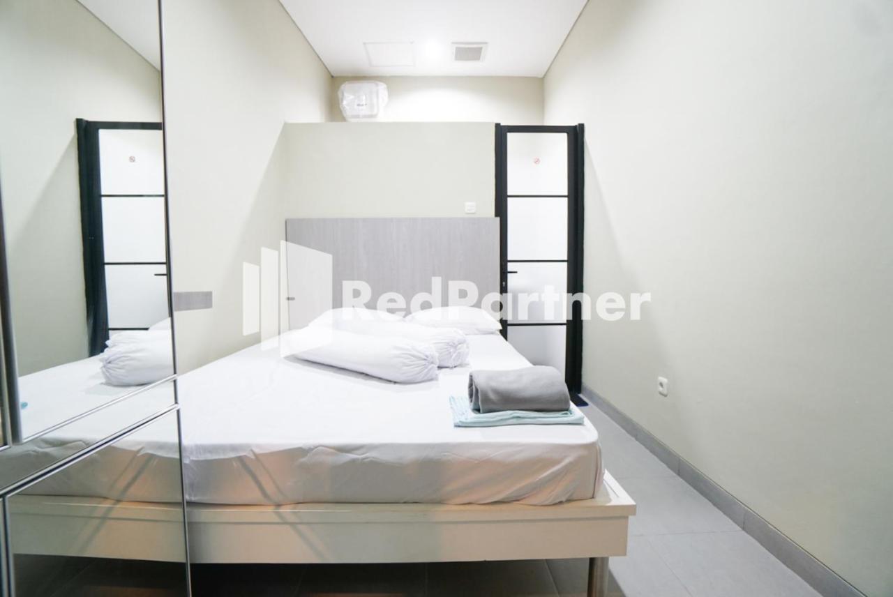 Tomang Gelong Guest House Syariah Mitra Reddoorz Yakarta Exterior foto