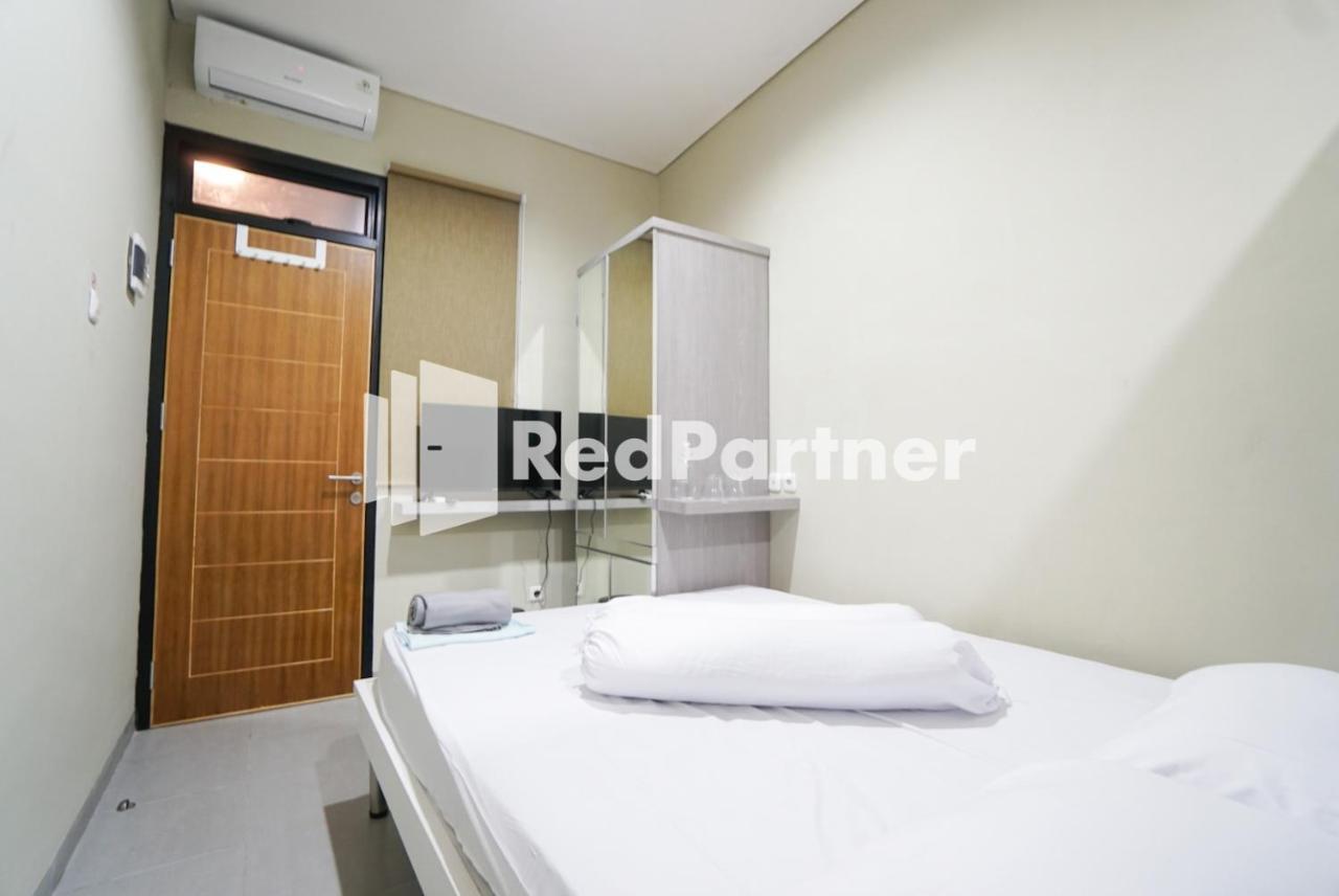 Tomang Gelong Guest House Syariah Mitra Reddoorz Yakarta Exterior foto