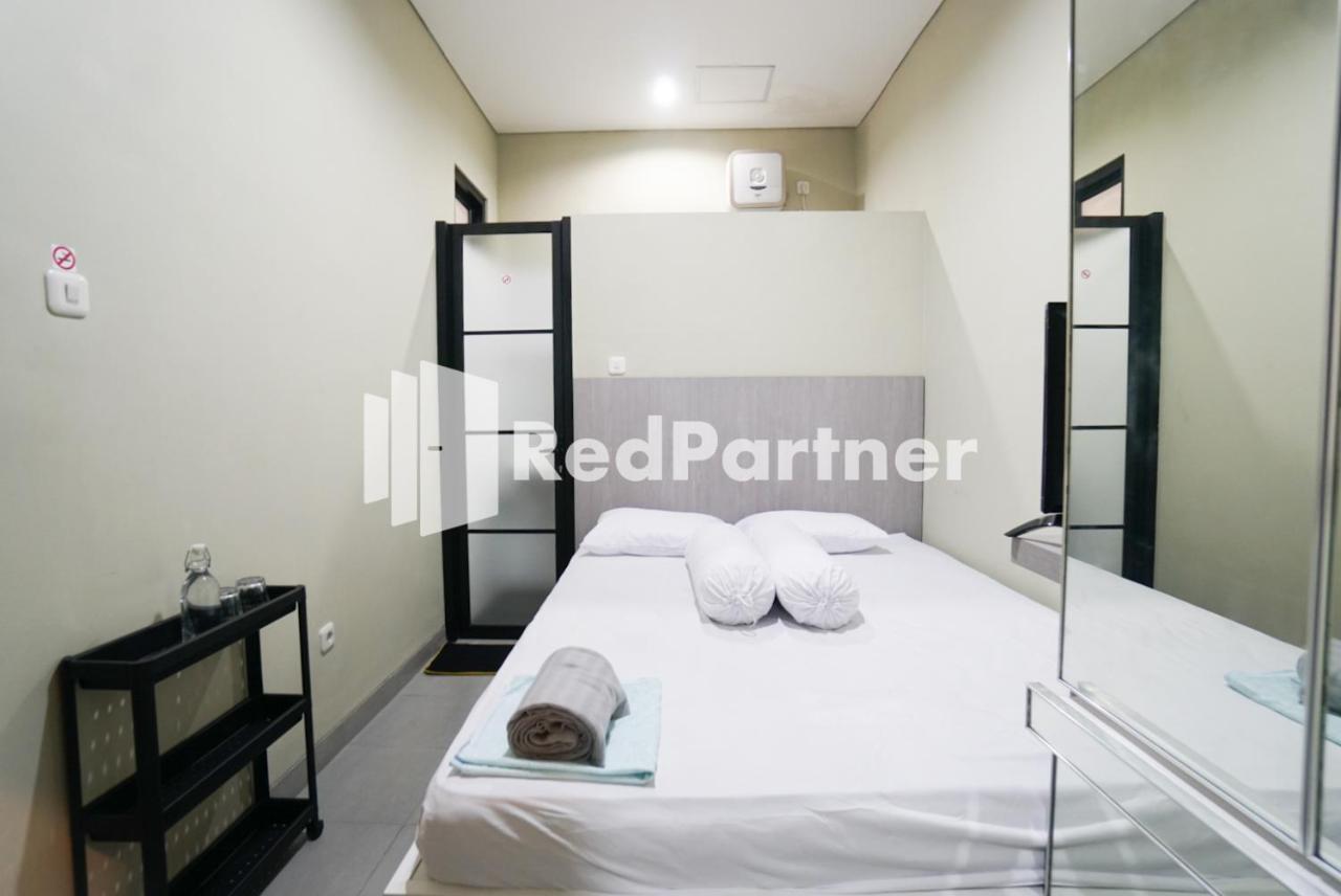 Tomang Gelong Guest House Syariah Mitra Reddoorz Yakarta Exterior foto