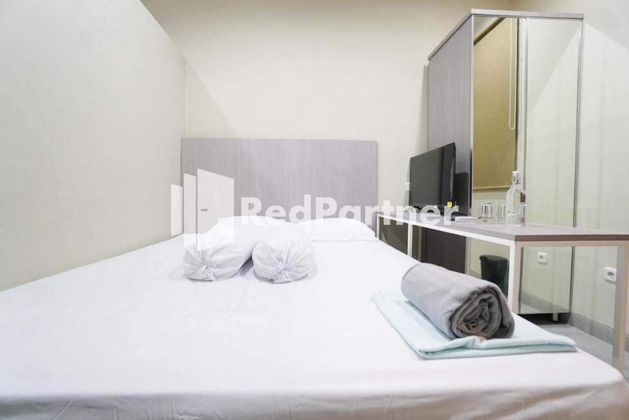 Tomang Gelong Guest House Syariah Mitra Reddoorz Yakarta Exterior foto