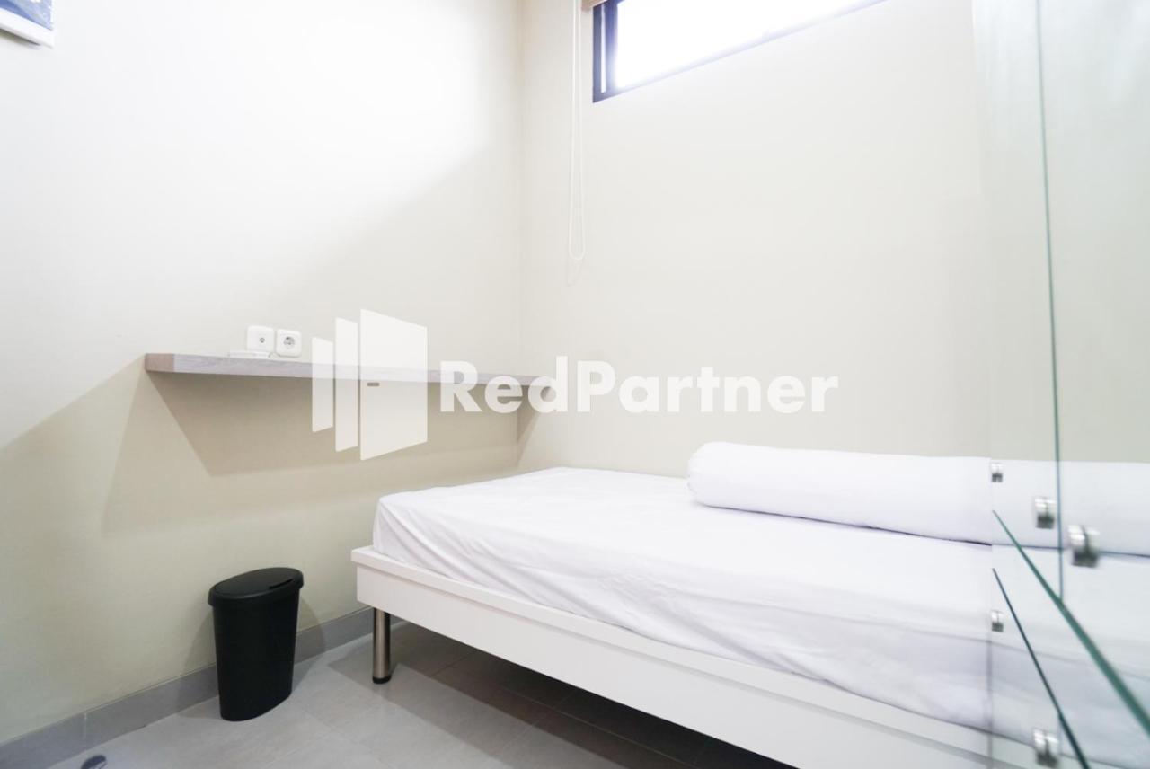 Tomang Gelong Guest House Syariah Mitra Reddoorz Yakarta Exterior foto