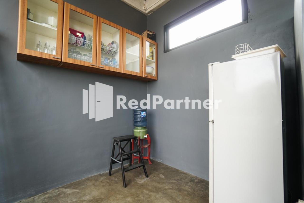Tomang Gelong Guest House Syariah Mitra Reddoorz Yakarta Exterior foto