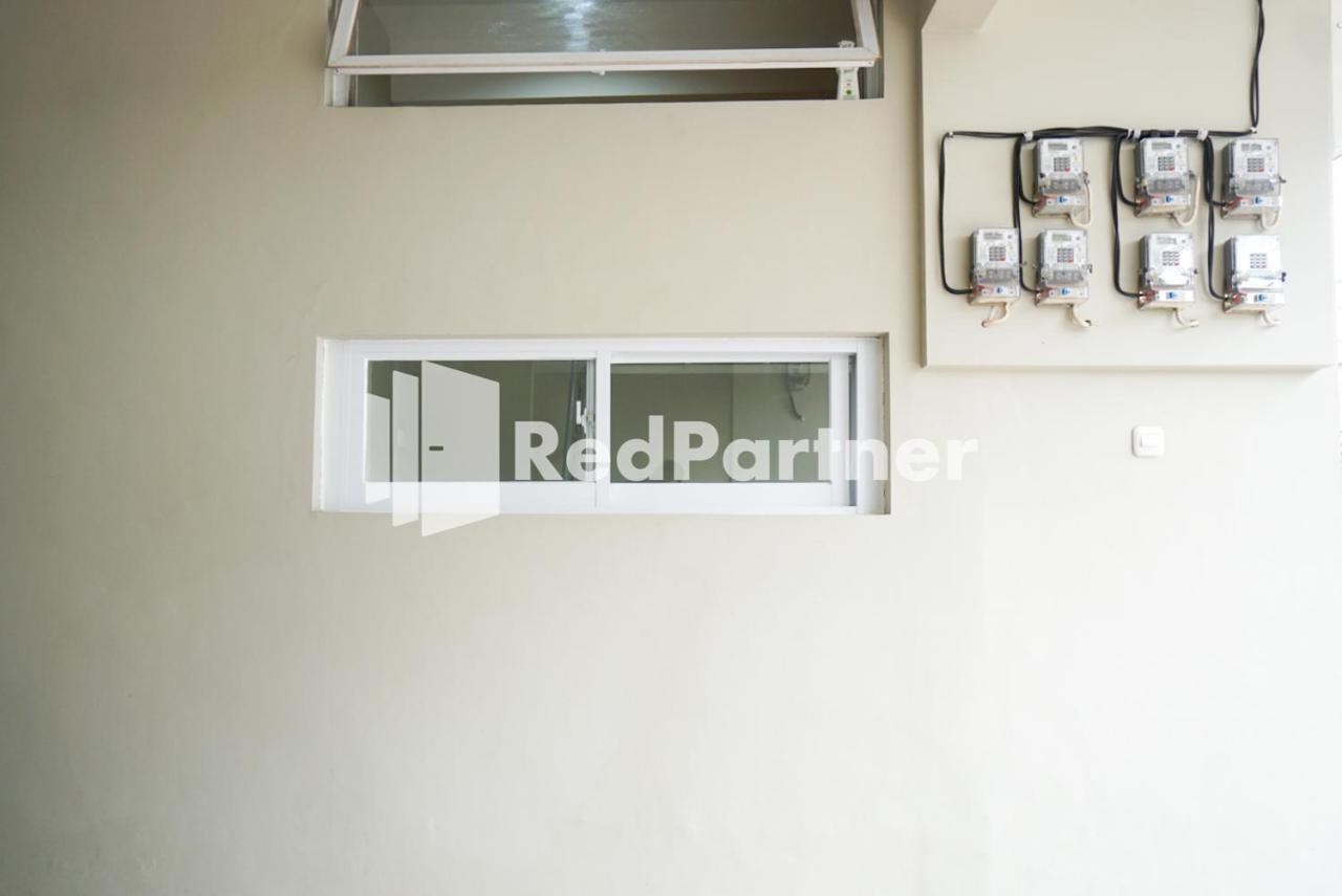 Tomang Gelong Guest House Syariah Mitra Reddoorz Yakarta Exterior foto