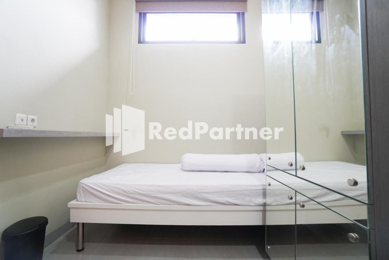 Tomang Gelong Guest House Syariah Mitra Reddoorz Yakarta Exterior foto