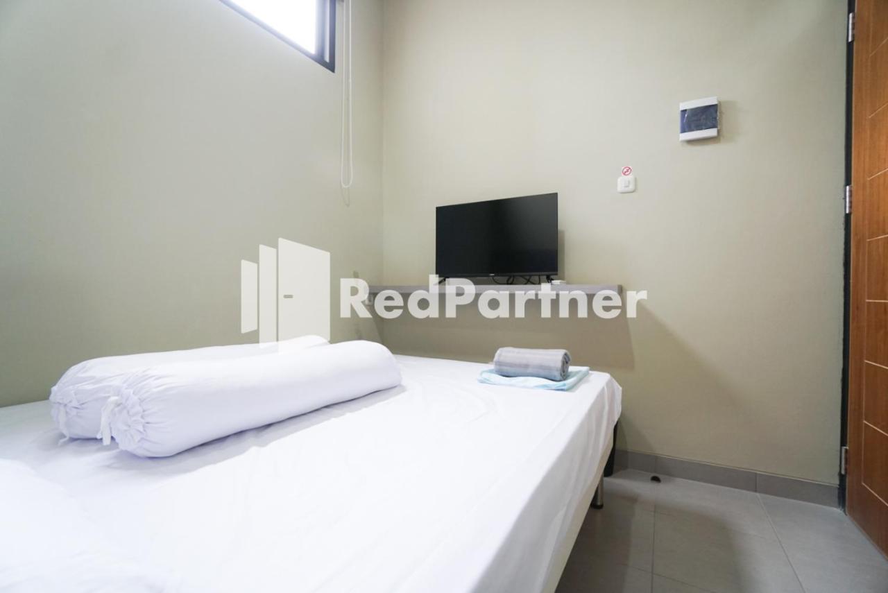 Tomang Gelong Guest House Syariah Mitra Reddoorz Yakarta Exterior foto