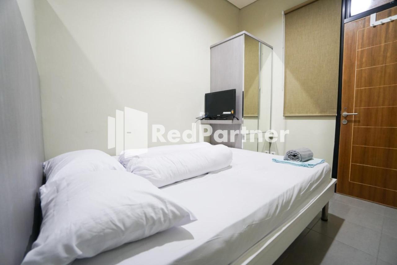 Tomang Gelong Guest House Syariah Mitra Reddoorz Yakarta Exterior foto